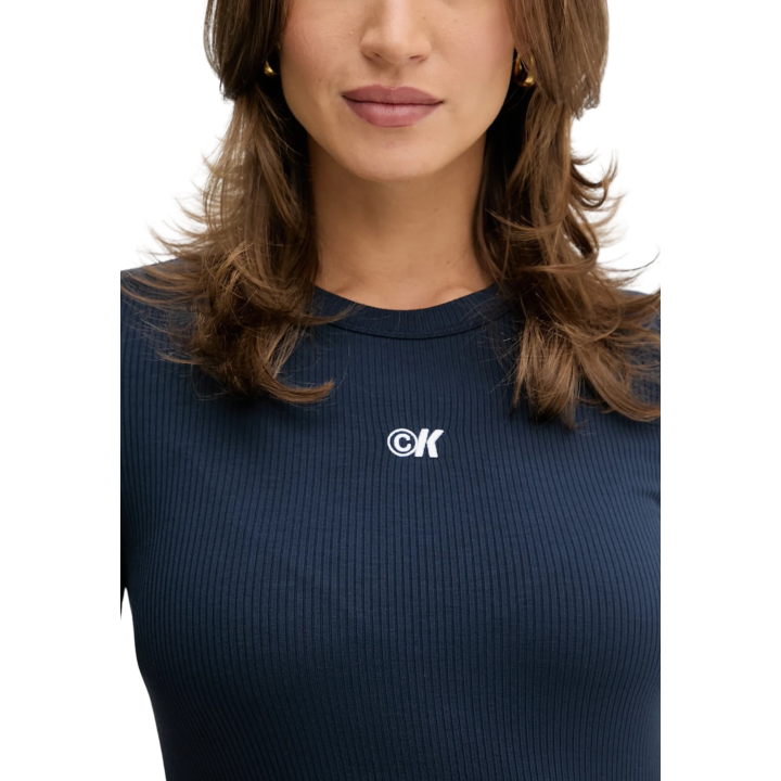 Detalle del vestido de mujer Calvin Klein Jeans en modal de canalé azul oscuro