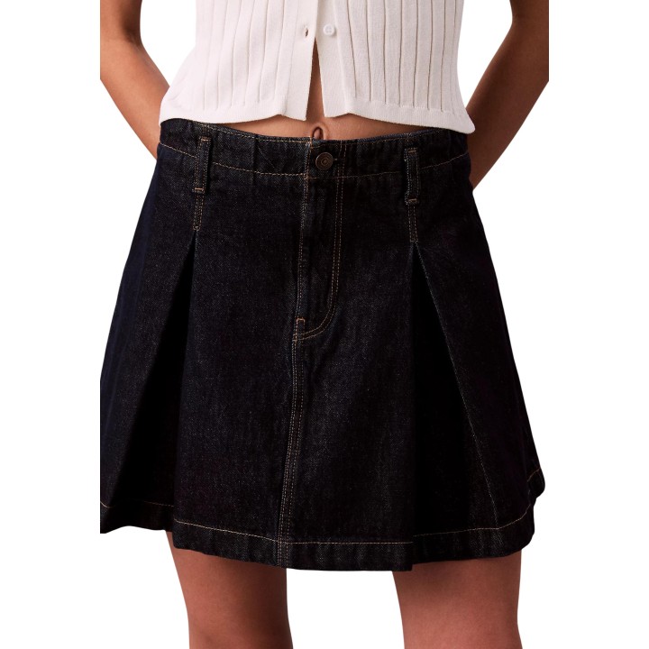 Detalle frontal de falda vaquera de mujer Calvin Klein Jeans LV047C717G en negro