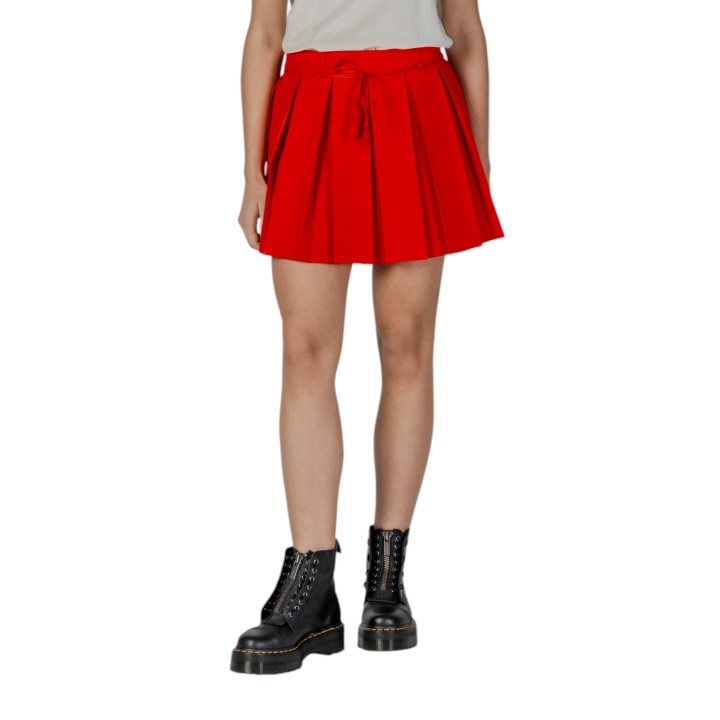 Only falda de mujer roja con pliegues vista frontal