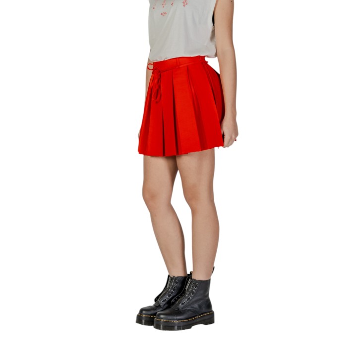 Only falda de mujer roja con pliegues vista lateral