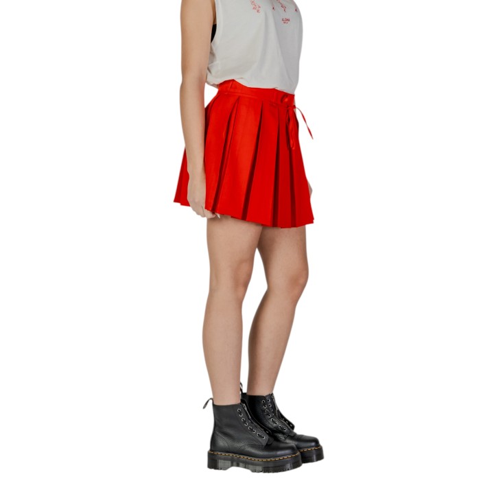 Only falda de mujer roja con pliegues vista de tres cuartos