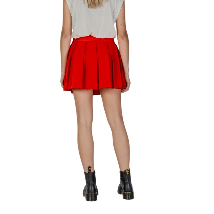 Only falda de mujer roja con pliegues vista posterior