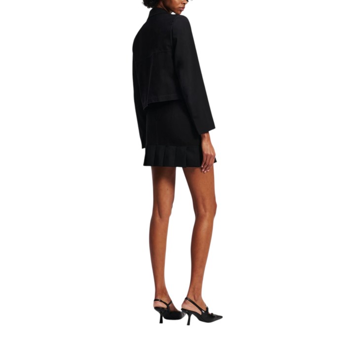 Karl Lagerfeld Jeans falda mini plisada negra de mujer vista posterior modelo A3W12012