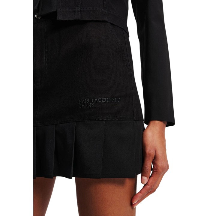 Detalle frontal de falda mini plisada negra Karl Lagerfeld Jeans de mujer modelo A3W12012