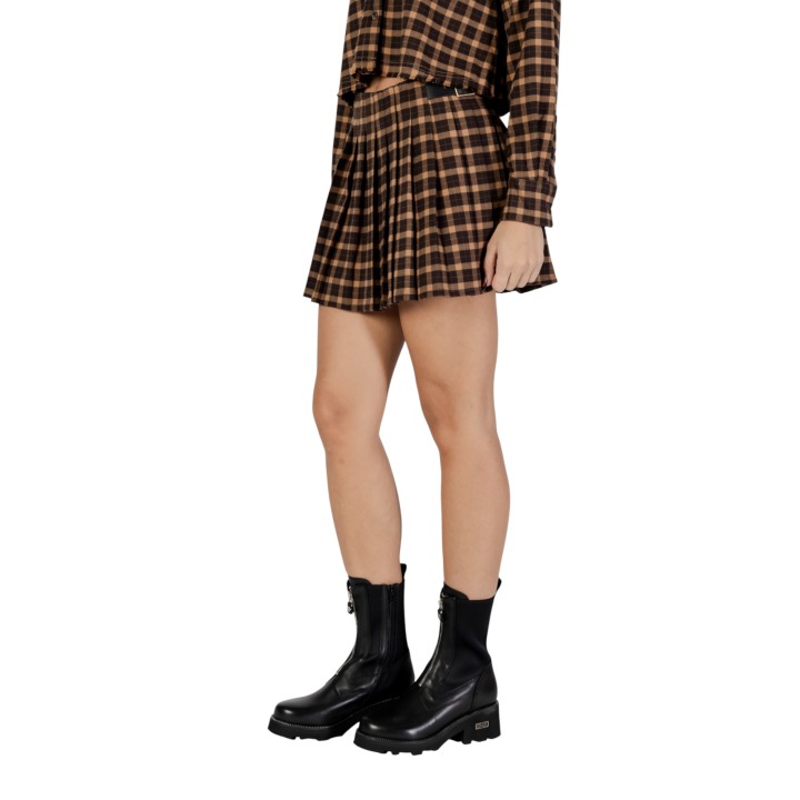 Falda Only de mujer marrón oscuro plisada de cuadros vista lateral