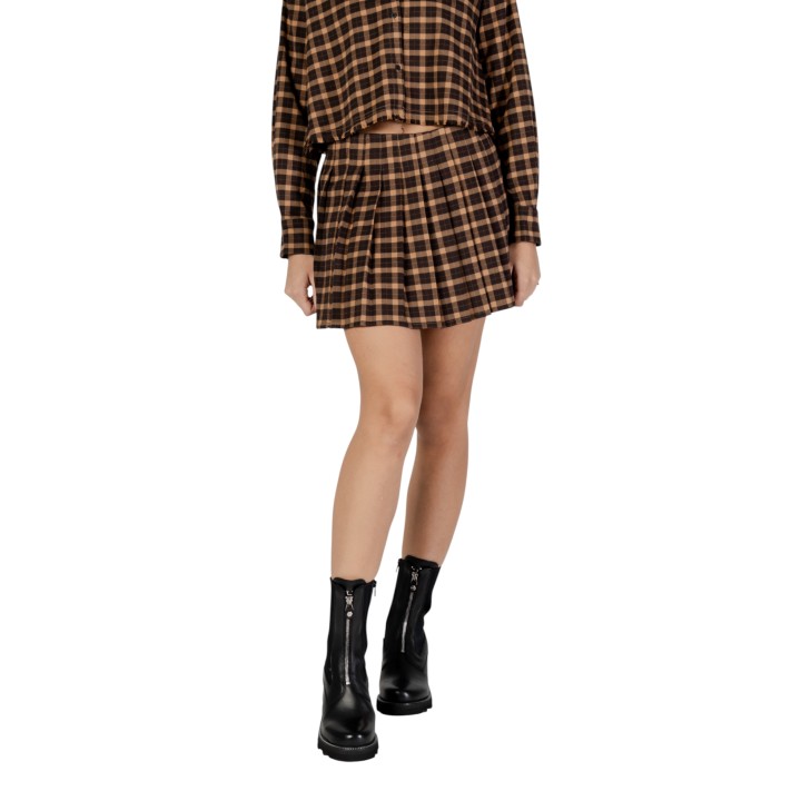 Falda Only de mujer marrón oscuro plisada de cuadros vista tres cuartos