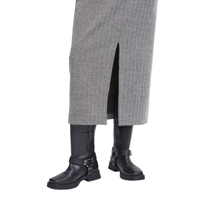 Detalle de falda larga de mujer Ichi jacquard en blanco y negro