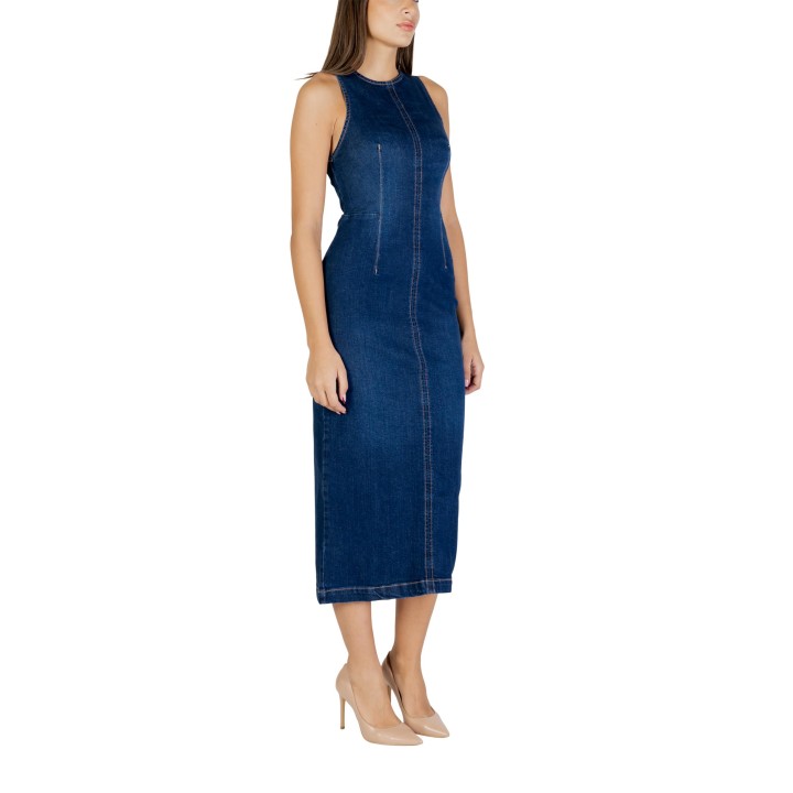 Vestido de mujer Colcci en denim azul oscuro vista de tres cuartos