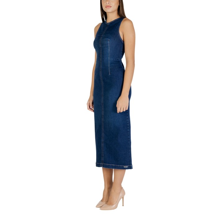 Vestido de mujer Colcci en denim azul oscuro vista de tres cuartos