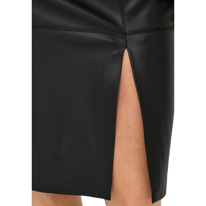 Detalle de falda Only de mujer negra efecto cuero con abertura
