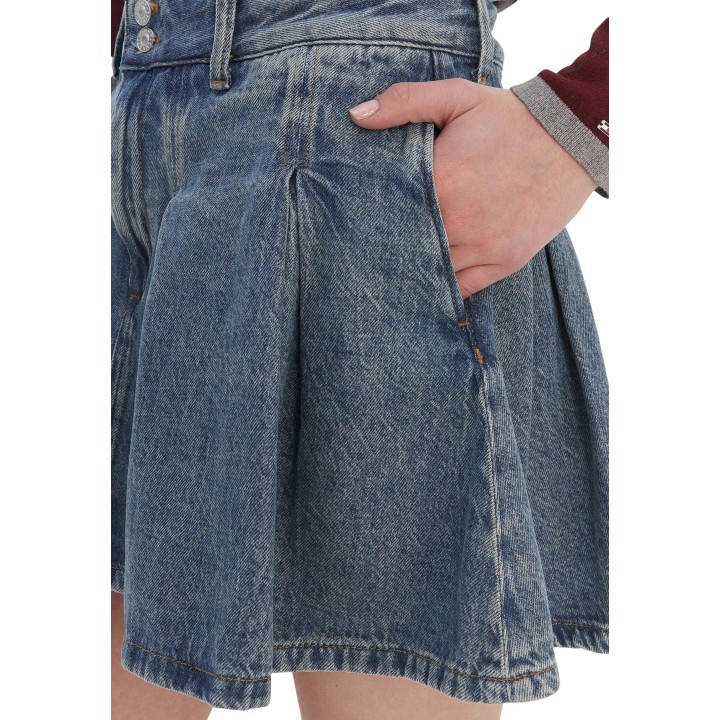 Detalle frontal de falda vaquera azul de mujer Tommy Hilfiger Jeans