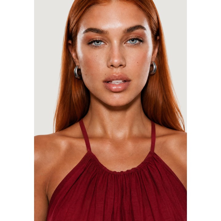 I am vestido corto bordeaux para mujer modelo 50080 detalle del escote