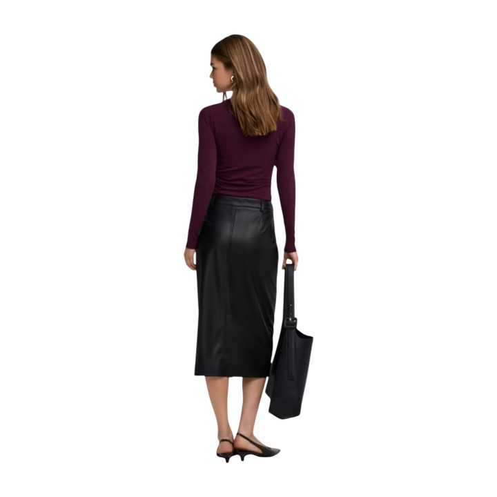 Only falda midi de mujer negra de cuero sintético vista posterior