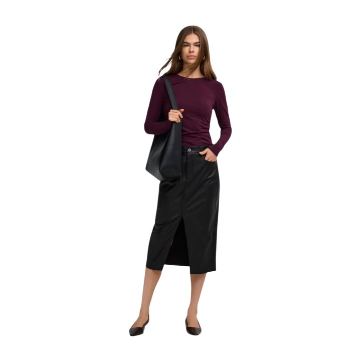 Only falda midi de mujer negra de cuero sintético vista frontal tres cuartos