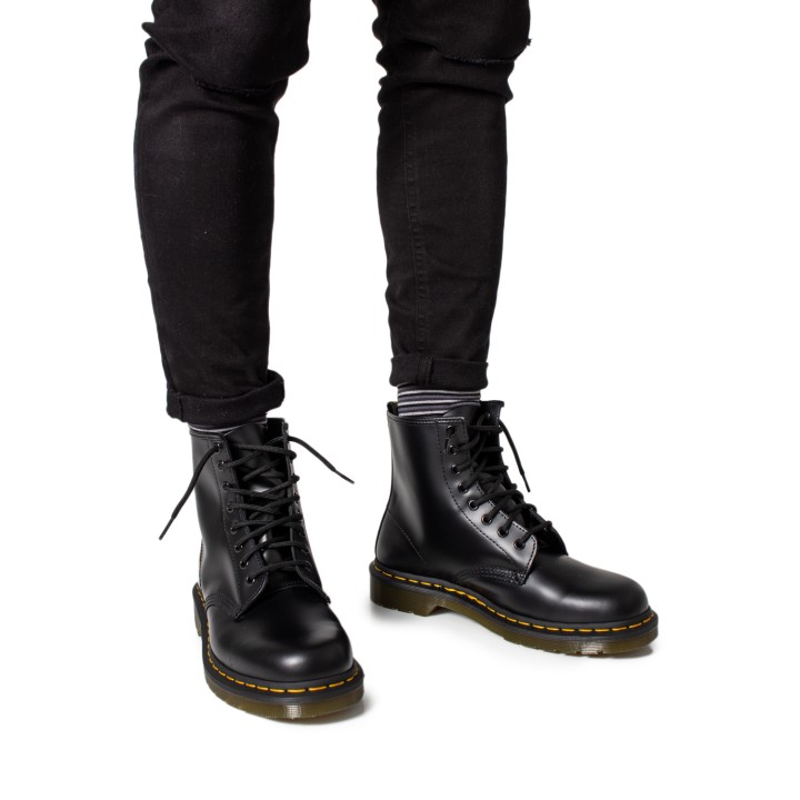 Botines Dr. Martens 1460 para hombre en piel negra vista frontal