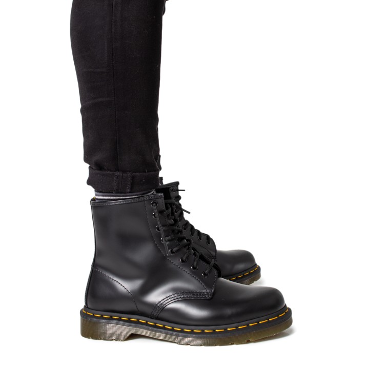 Botines Dr. Martens 1460 para hombre en piel negra vista lateral
