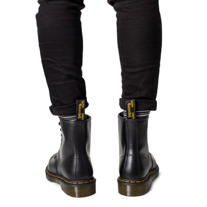 Botines Dr. Martens 1460 para hombre en piel negra vista posterior