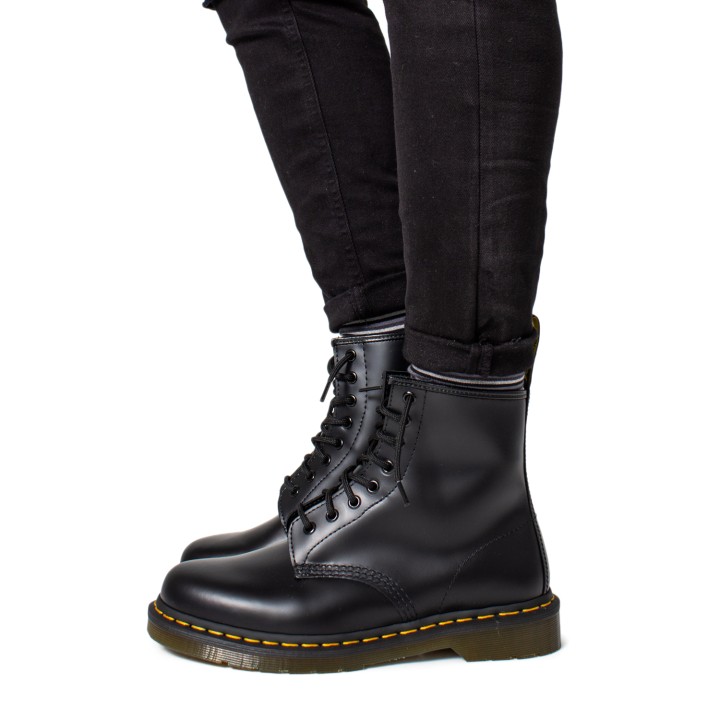 Botines Dr. Martens 1460 para hombre en piel negra vista de tres cuartos