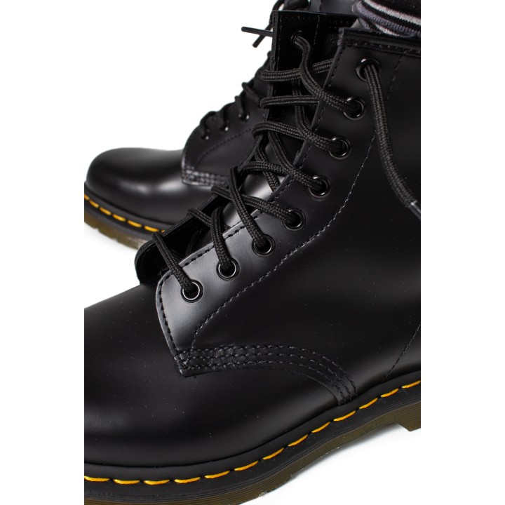 Detalle de botines Dr. Martens 1460 para hombre en piel negra