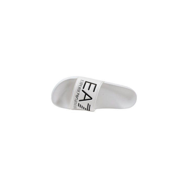 Detalle superior de chanclas EA7 de hombre blancas