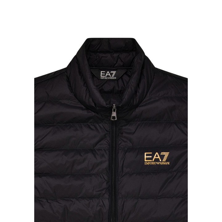 Detalle del cuello y logotipo del chaleco azul EA7 8NPQ06 PNGPZ