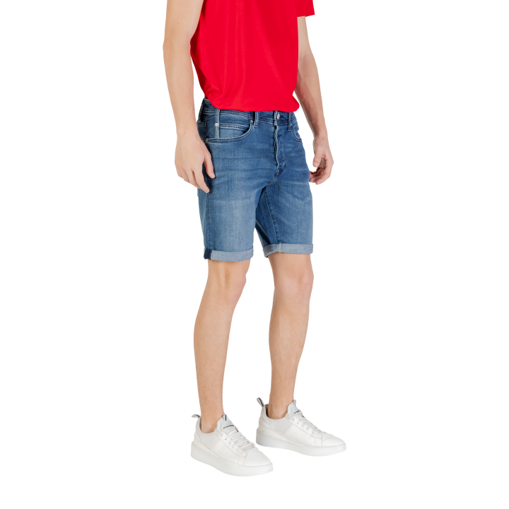 Replay pantalón corto de hombre en denim azul vista de tres cuartos