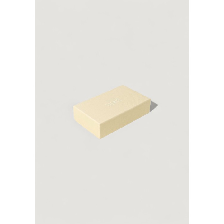 Caja beige de Alviero Martini Prima Classe para llavero vista tres cuartos