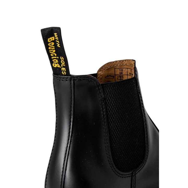 Detalle de elástico y tirador de bota Dr. Martens 2976 Smooth Chelsea negra
