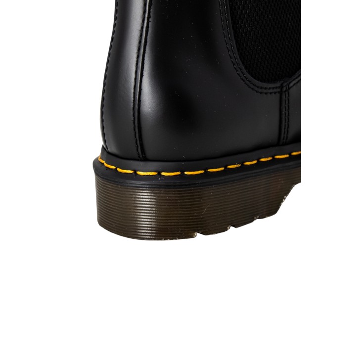 Detalle de costura amarilla y suela de bota Dr. Martens 2976 Smooth Chelsea negra