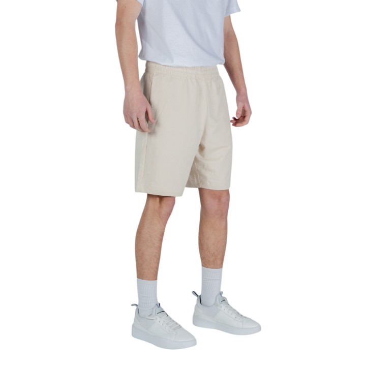 EA7 pantalón corto de hombre beige claro vista de tres cuartos