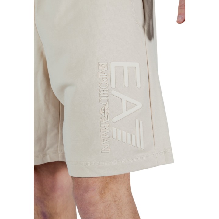 Detalle del logo EA7 en pantalón corto beige claro de hombre