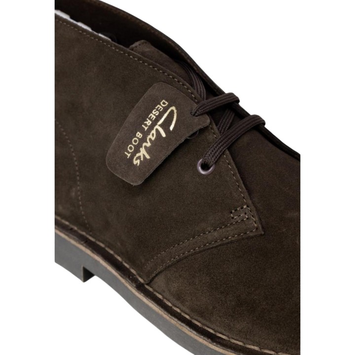 Detalle de botas Clarks de hombre Desert BT Evo marrón de ante y cordones