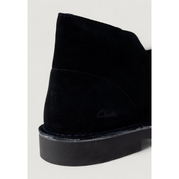 Detalle posterior de bota Clarks Desert Boot 26166779 negra