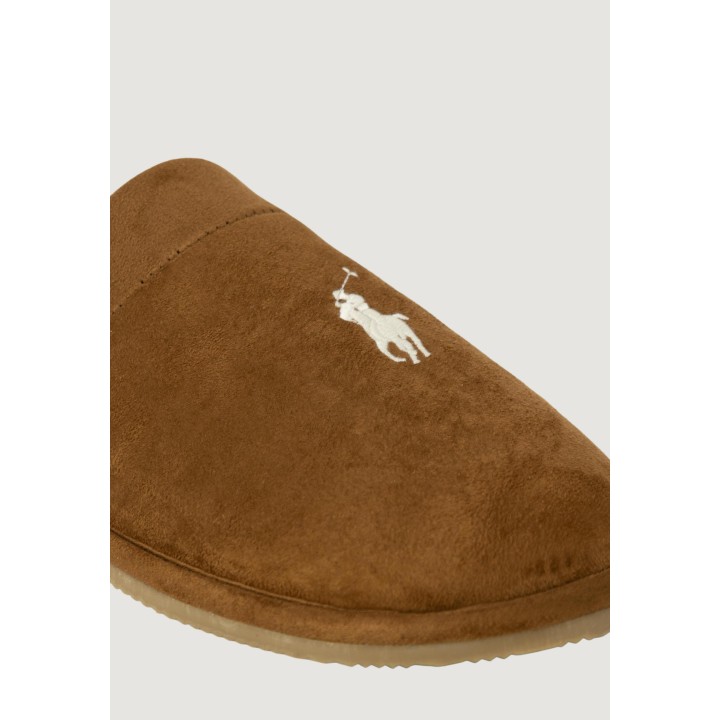 Detalle de zapatilla de casa Ralph Lauren Klarence RF103841 beige oscuro con logo bordado