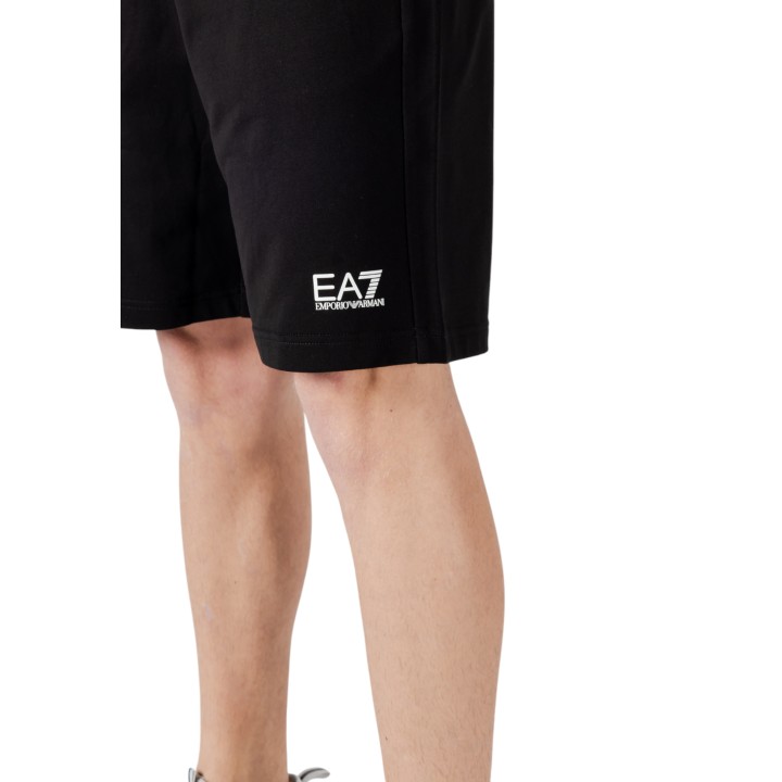 Detalle del logo EA7 en bermuda deportiva negra de hombre 8NPS65 PJVRZ