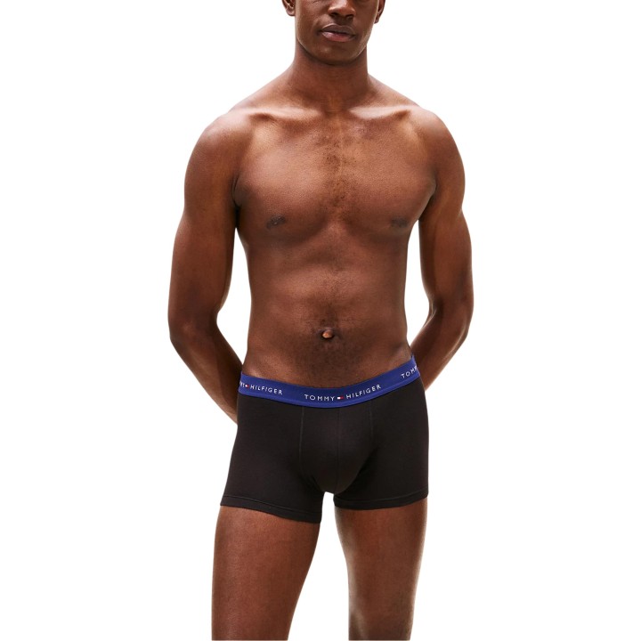 Bóxer de hombre Tommy Hilfiger negro con cintura azul vista de tres cuartos