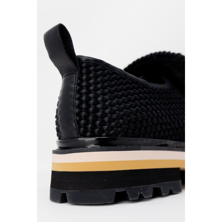 Detalle posterior del zapato de tacón ASH para mujer negro de tejido trenzado