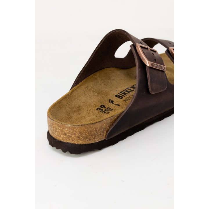 Detalle de sandalia Birkenstock Arizona BS 052533 marrón con hebilla