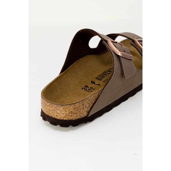 Detalle de sandalia Birkenstock Arizona BS 0151183 marrón de mujer