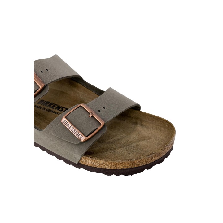 Detalle de sandalia Birkenstock Arizona de mujer gris oscuro con hebilla metálica