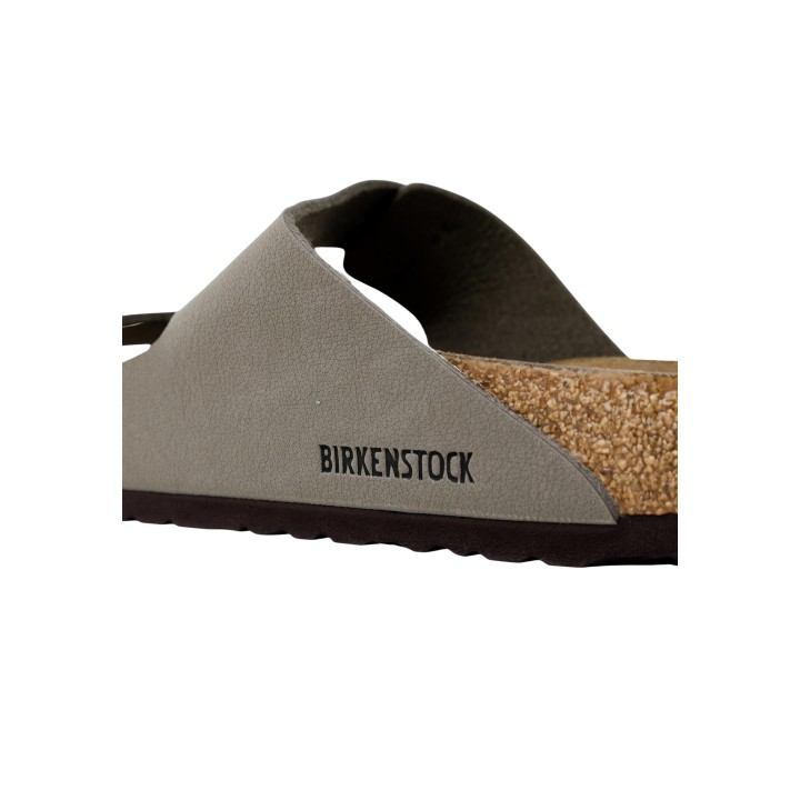 Detalle lateral de sandalia Birkenstock de mujer gris oscuro con suela de corcho