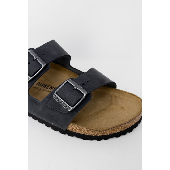 Detalle de sandalia Birkenstock Arizona BS 552113 para mujer en negro