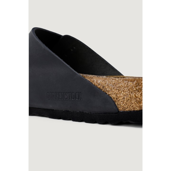 Detalle lateral de sandalia Birkenstock Arizona BS 552113 para mujer en negro