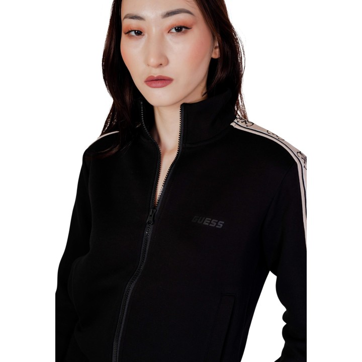 Detalle frontal de sudadera Guess Active negra para mujer