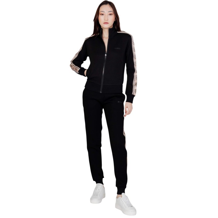 Sudadera Guess Active negra de mujer vista frontal de cuerpo entero