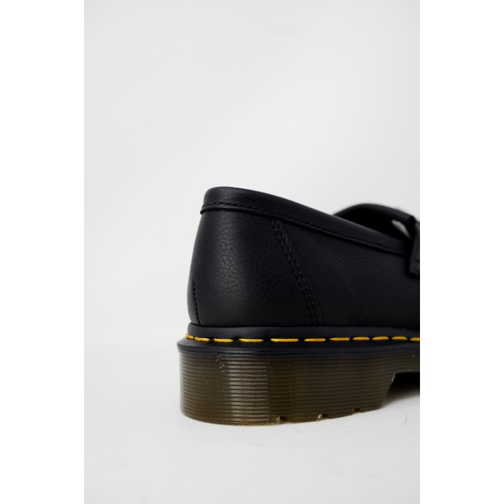 Detalle del talón del zapato negro de mujer Dr. Martens Adrian Virginia 22760001