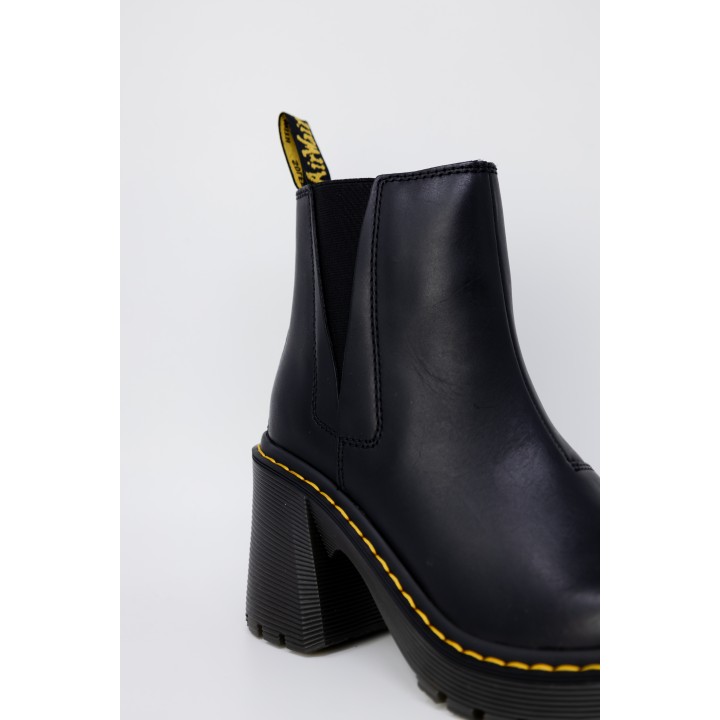 Detalle del botín de tacón negro Dr. Martens Spence Sendal 26440001 para mujer