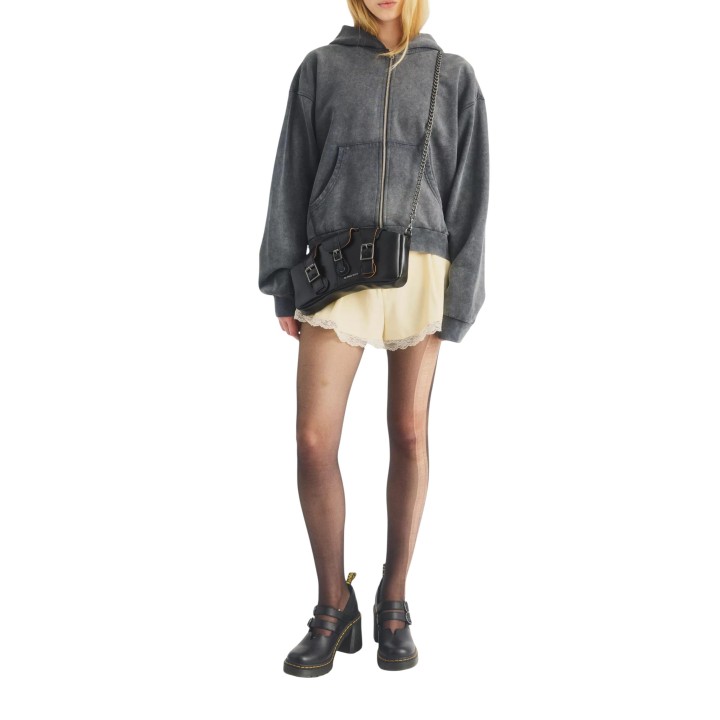 Dr. Martens Eviee Sendal para mujer en negro de cuero vista frontal con modelo