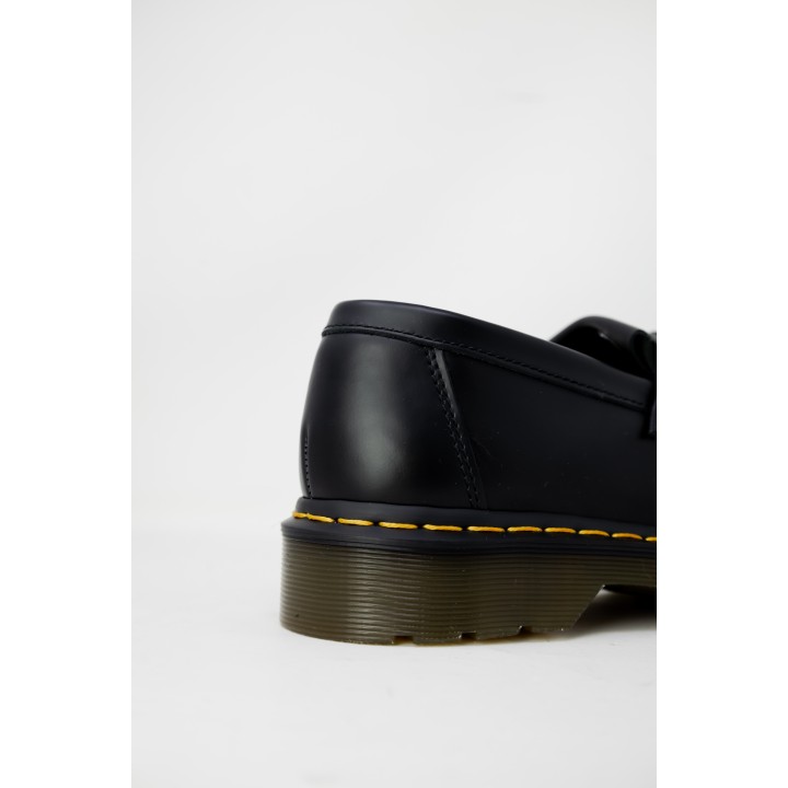 Detalle posterior del zapato Dr. Martens Adrian Ys Smooth negro para hombre