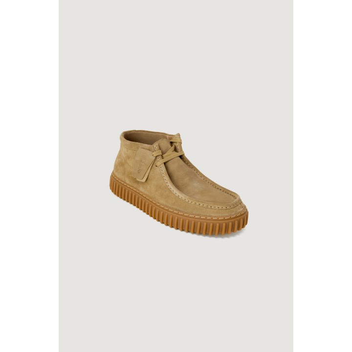 Clarks botas de hombre Torhill Hi beige de ante vista tres cuartos frontal